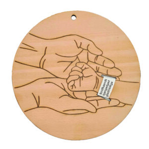 Hände mit Krankenhausarmband Baby